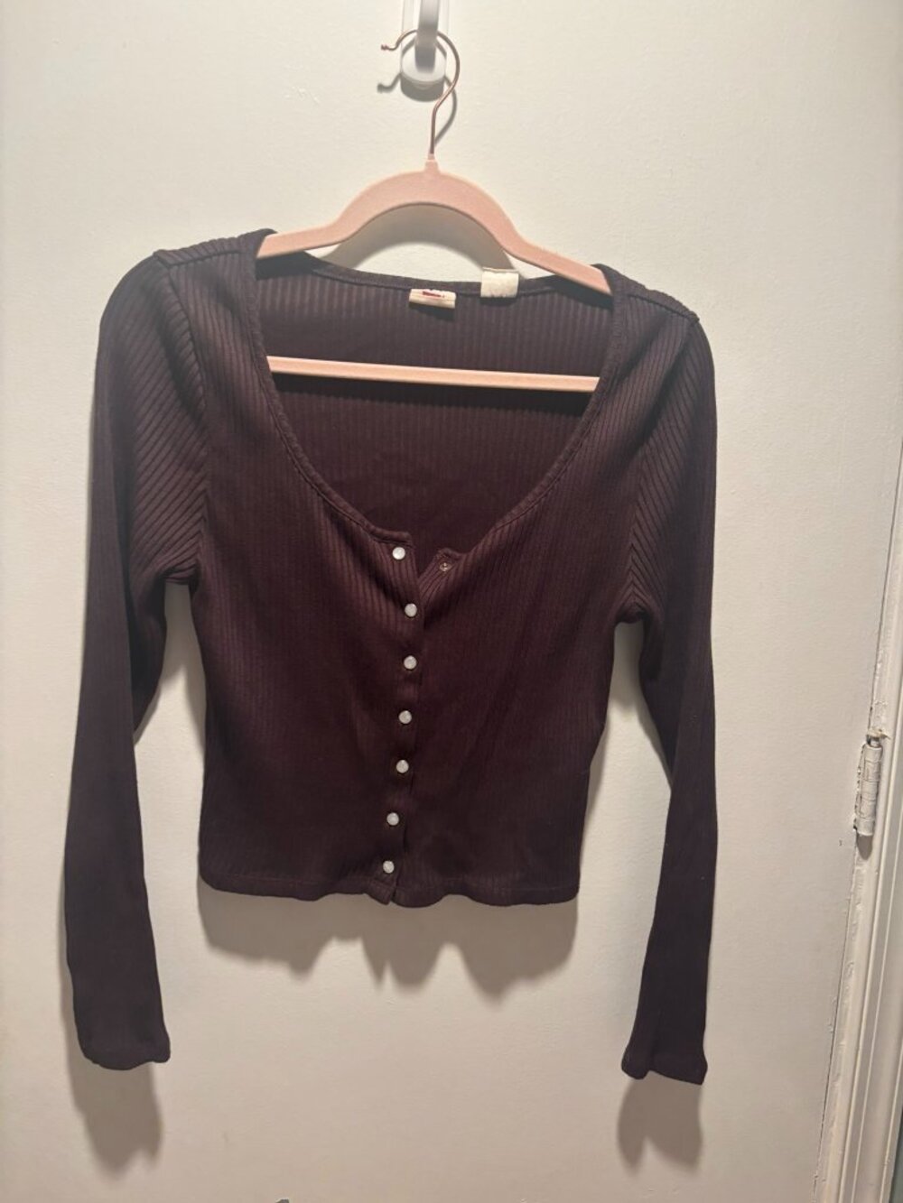 Levi’s Ribbed Scoop Neck Button-Front Top - Picture 4 of 4